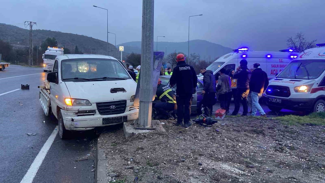 BİLECİK'TE OTOMOBİLİN KAMYONETLE ÇARPIŞMASI SONUCU 5 KİŞİ HAFİF ŞEKİLDE YARALANDI.