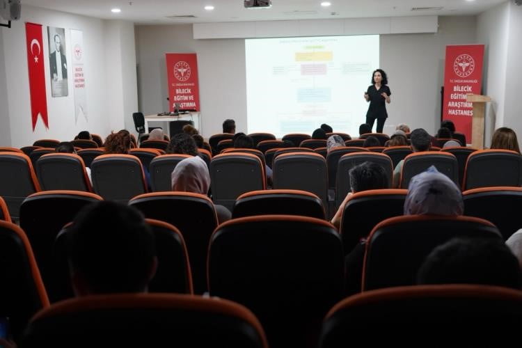 BİLECİK'TE SAĞLIKÇILARA 'KALP MASAJI VE HAYAT KURTARMA EĞİTİMİ' VERİLDİ