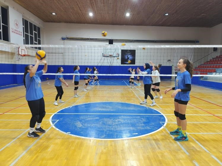 BİLECİK'TE SPOR OKULLARINDA VOLEYBOL ANTRENMANLARI SÜRÜYOR