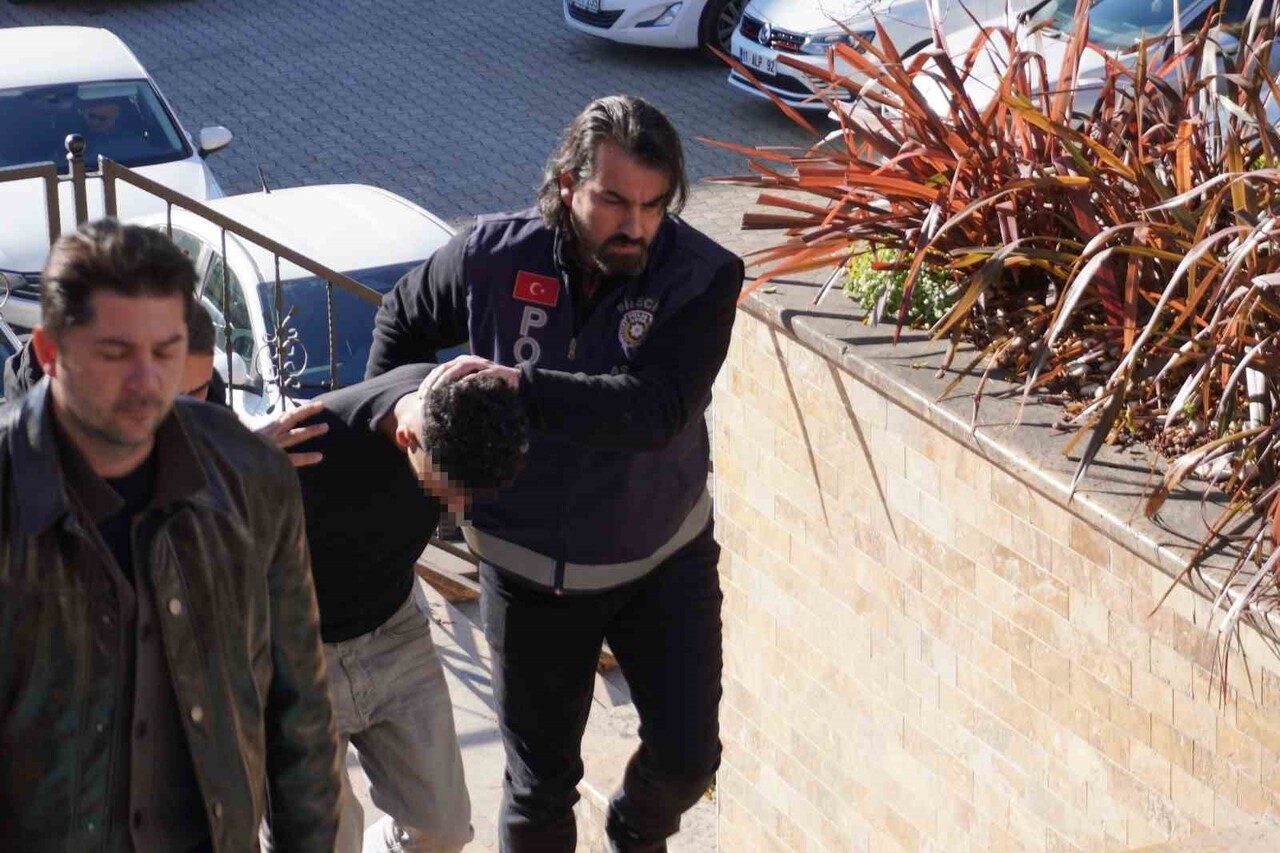 BİLECİK'TE YAKIN ARKADAŞINI BIÇAKLAYARAK ÖLDÜREN 18 YAŞINDAKİ ŞAHIS ÇIKARILDIĞI MAHKEMECE...