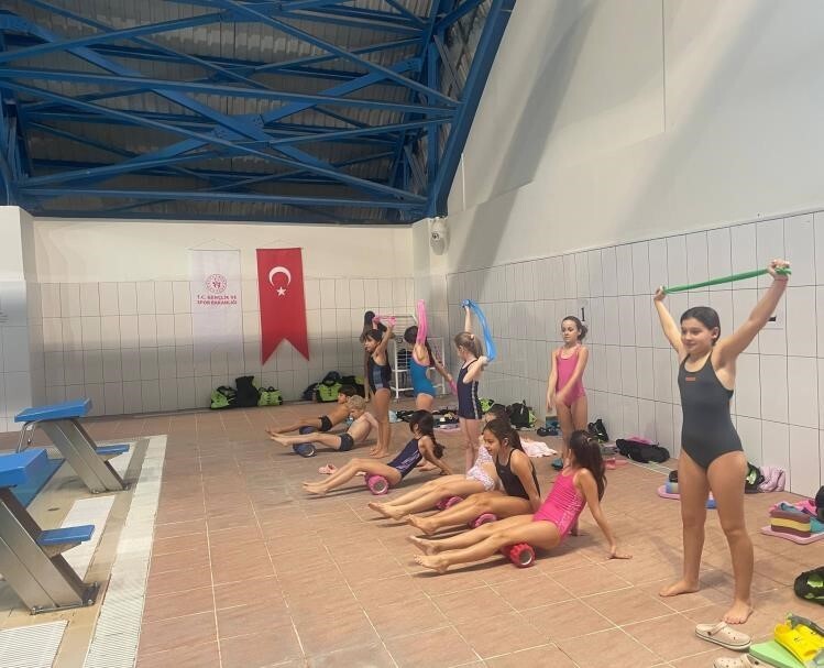 BİLECİK'TE YÜZME HAVUZUNDA YOĞUN ANTRENMAN MESAİSİ