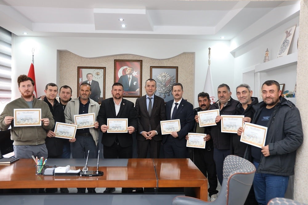 BİLECİK’TE ANA ARI YETİŞTİRİCİLİĞİ EĞİTİMİ ALAN 33 ARICI SERTİFİKALARINI ALDI