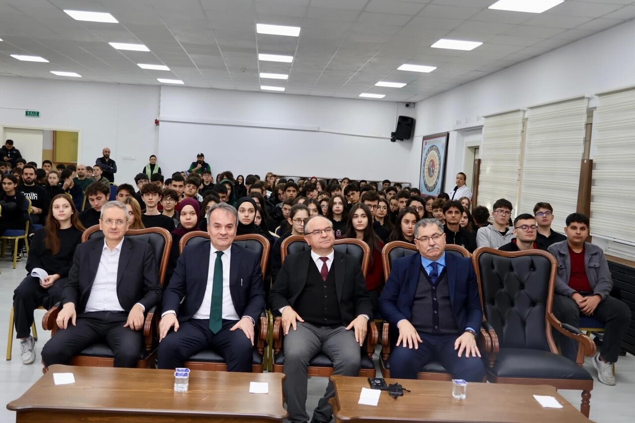 BİLECİK’TE FEN LİSESİNDE KARİYER GÜNLERİNE YOĞUN İLGİ