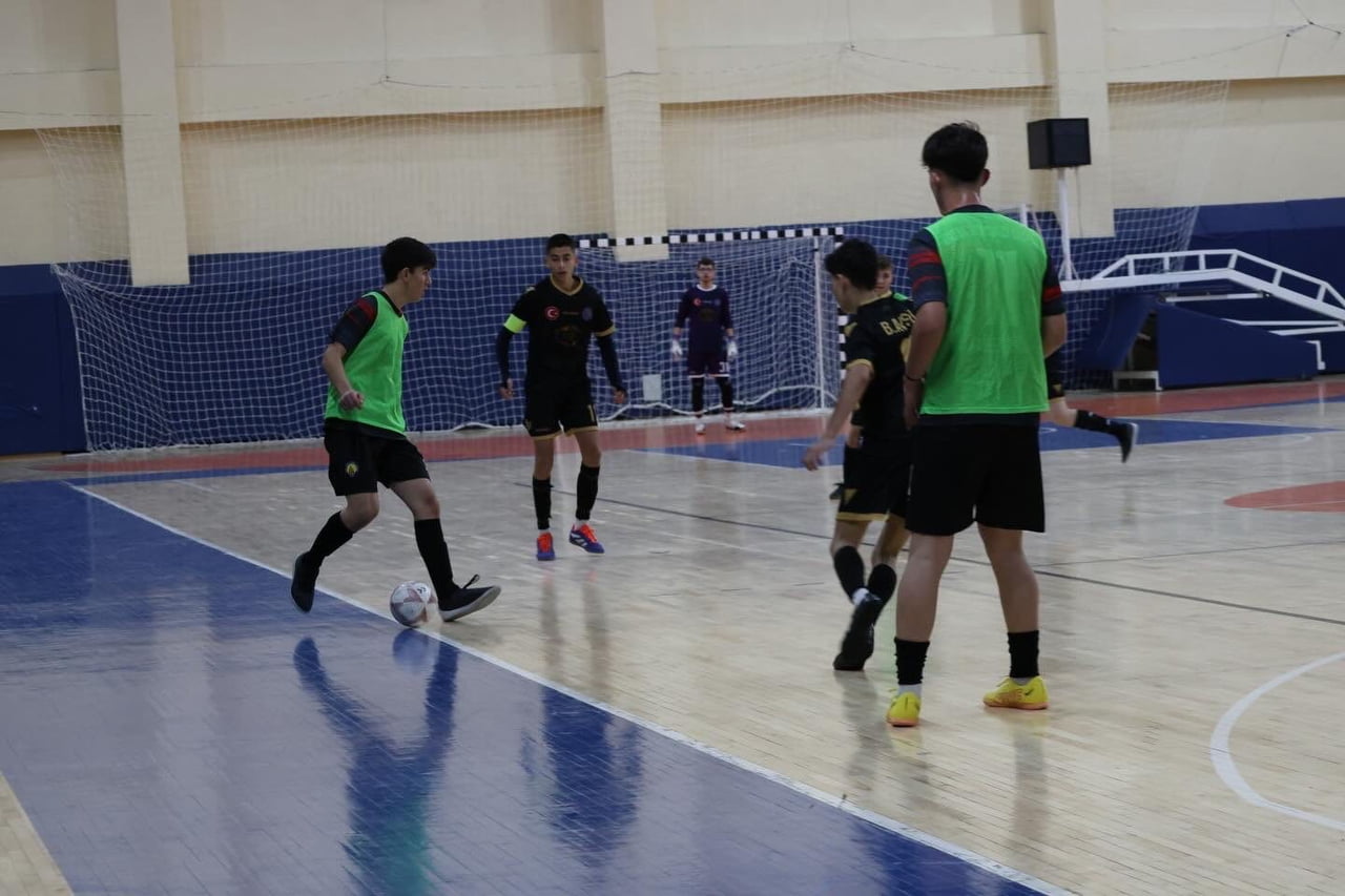 BİLECİK’TE GENÇ ERKEKLER FUTSAL MÜSABAKALARI BÜYÜK HEYECANA SAHNE OLUYOR
