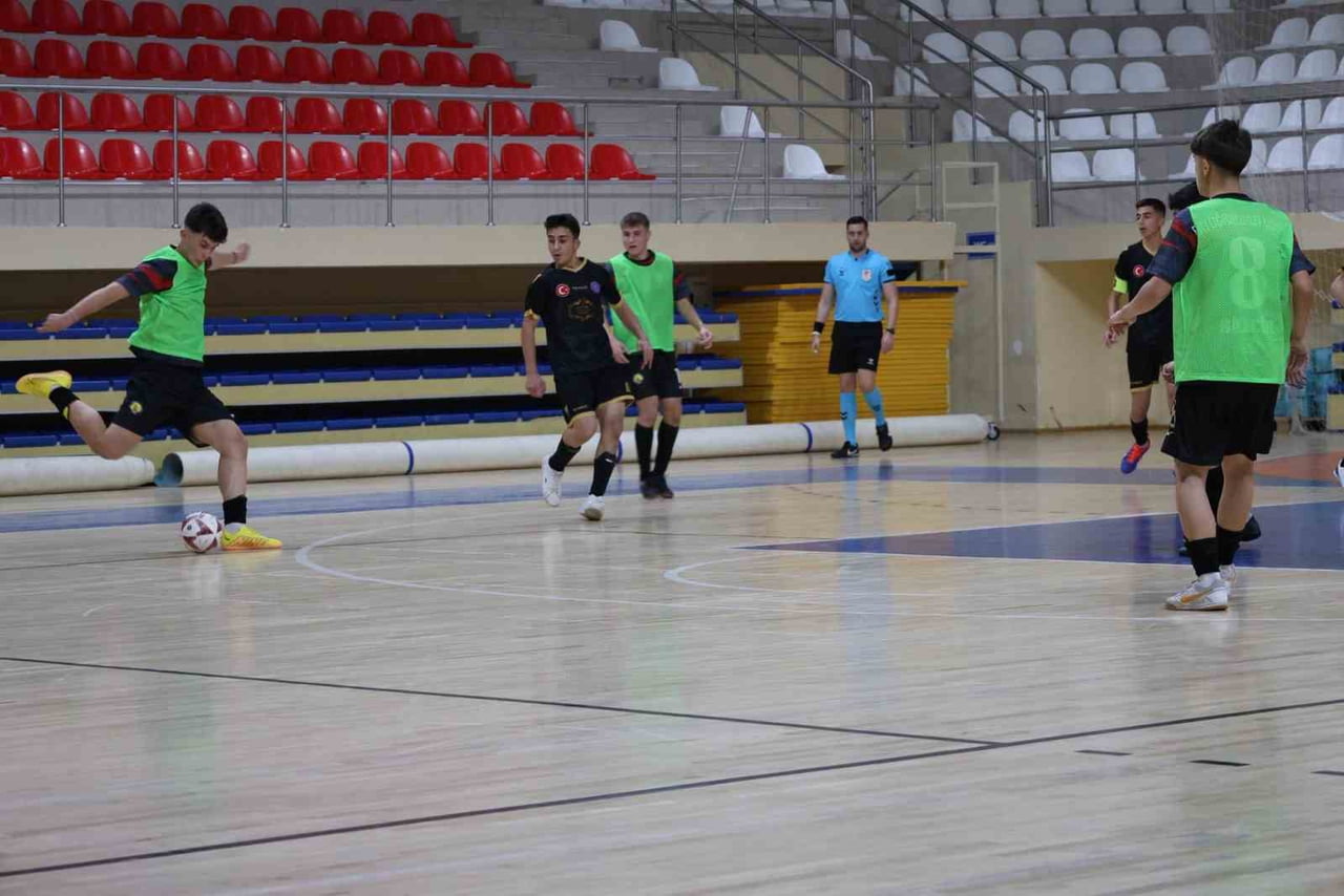 BİLECİK’TE GENÇ ERKEKLER FUTSAL MÜSABAKALARI BÜYÜK HEYECANA SAHNE OLUYOR