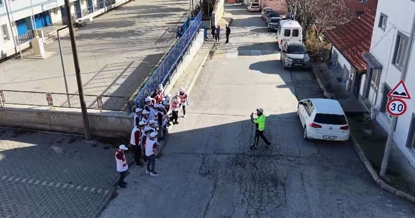 BİLECİK’TE ÖĞRENCİLERE OKUL GEÇİDİ GÖREVLİSİ EĞİTİMİ