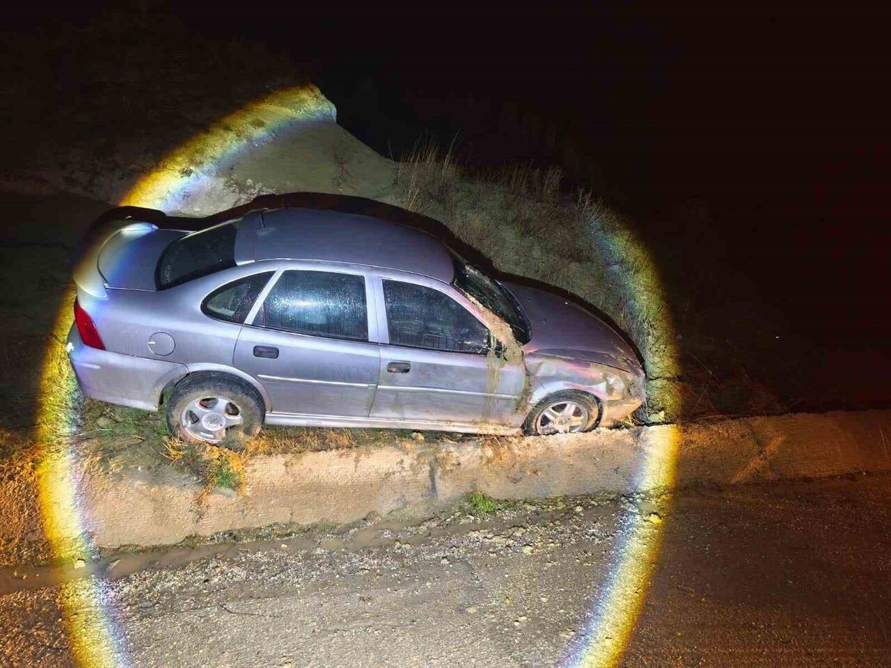 BİLECİK’TE OTOMOBİL YOLDAN ÇIKTI: 2 YARALI