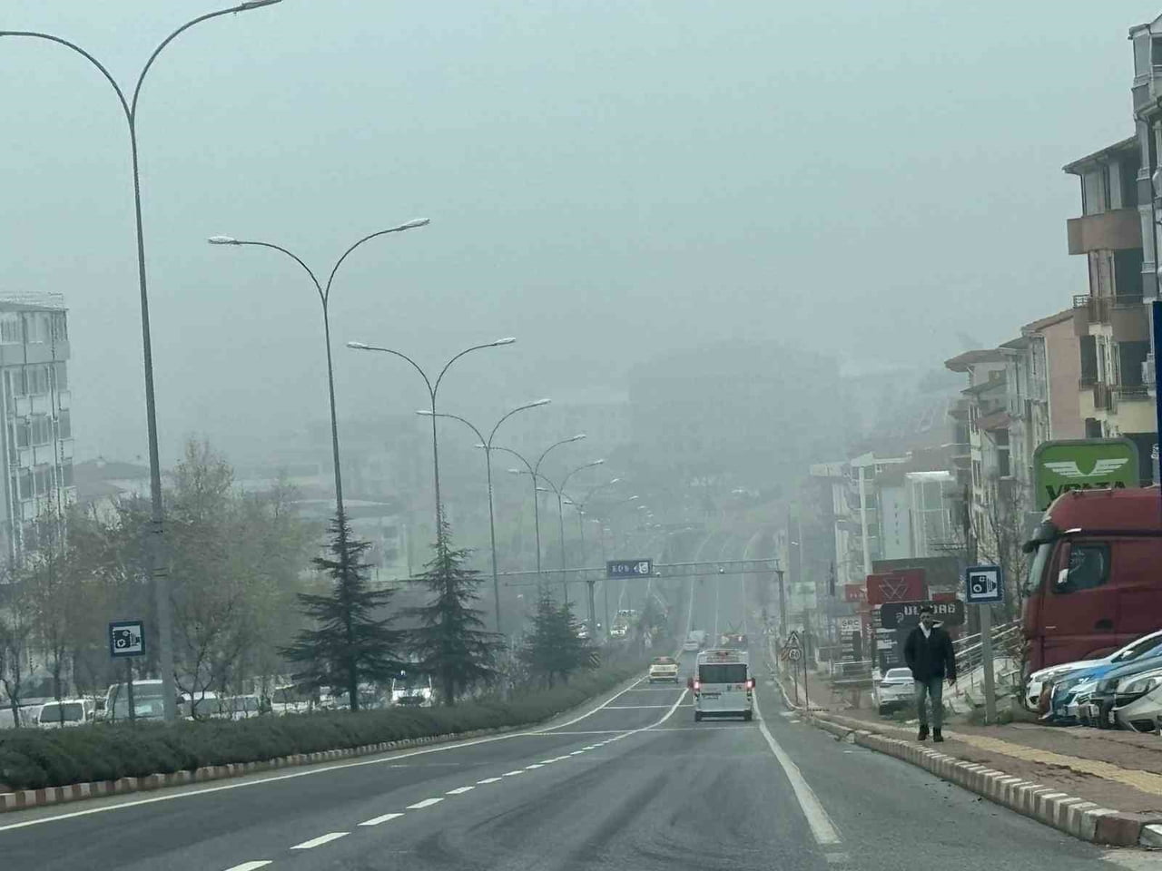 BİLECİK’TE SİS GÜN BOYU ETKİSİNİ SÜRDÜRDÜ