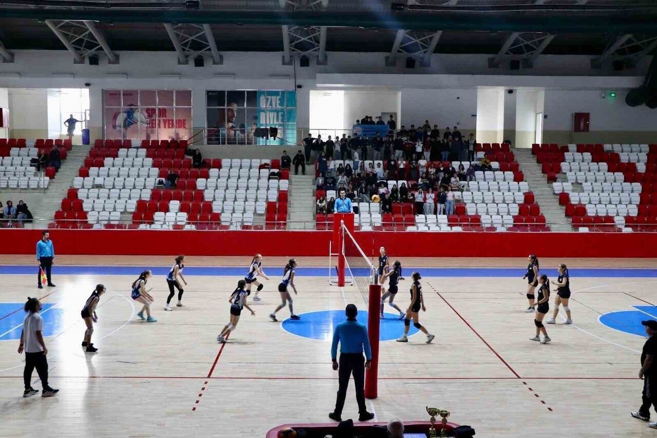 BİLECİK’TE YILDIZ KIZLAR VOLEYBOL FİNALİ HEYECANI