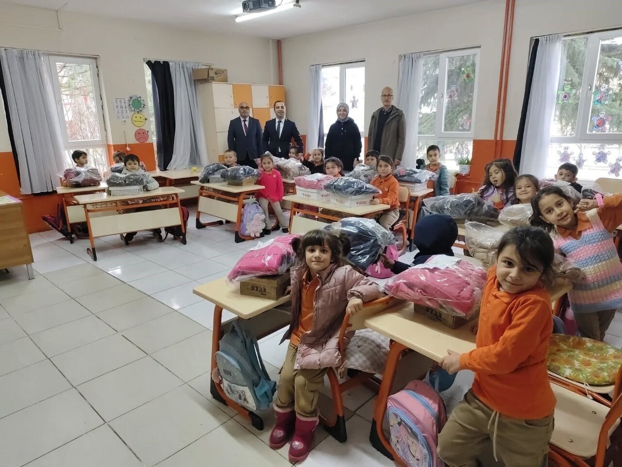 BİLECİKLİ HAYIRSEVERDEN ÖĞRENCİLERE MONT VE BOT DESTEĞİ