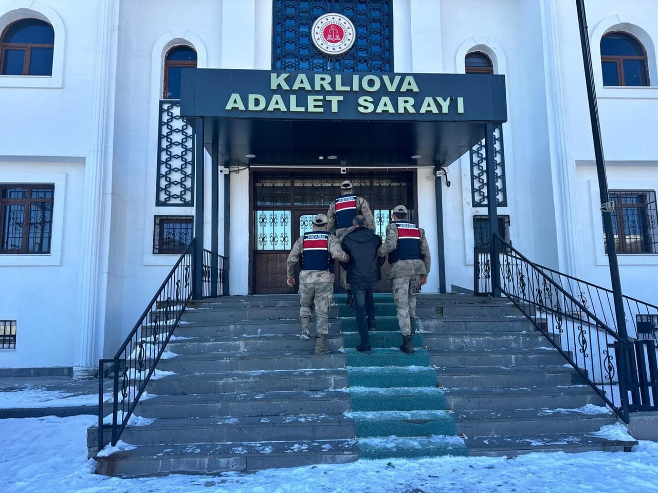 BİNGÖL’DE ARANAN 4 HÜKÜMLÜ JANDARMA OPERASYONLARIYLA YAKALANDI