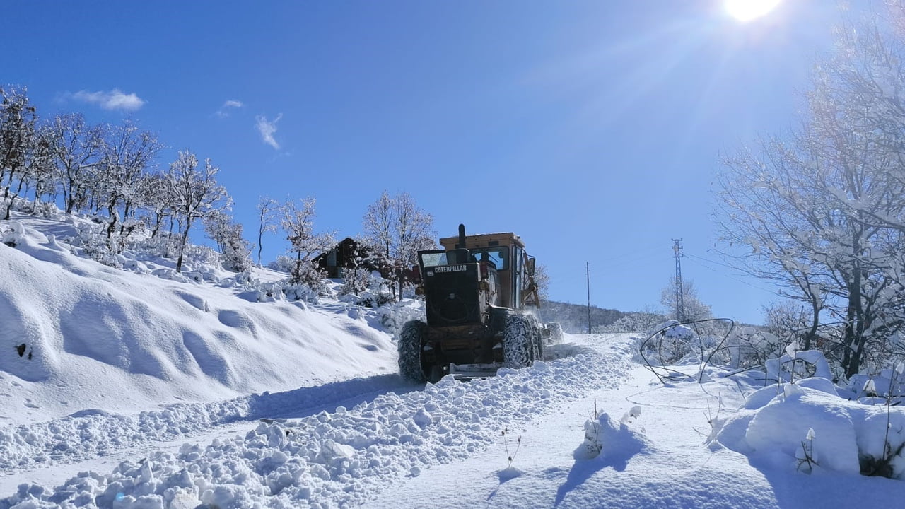 BİNGÖL’DE KAPANAN KÖY YOLLARINDA ÇALIŞMALAR ARALIKSIZ SÜRÜYOR