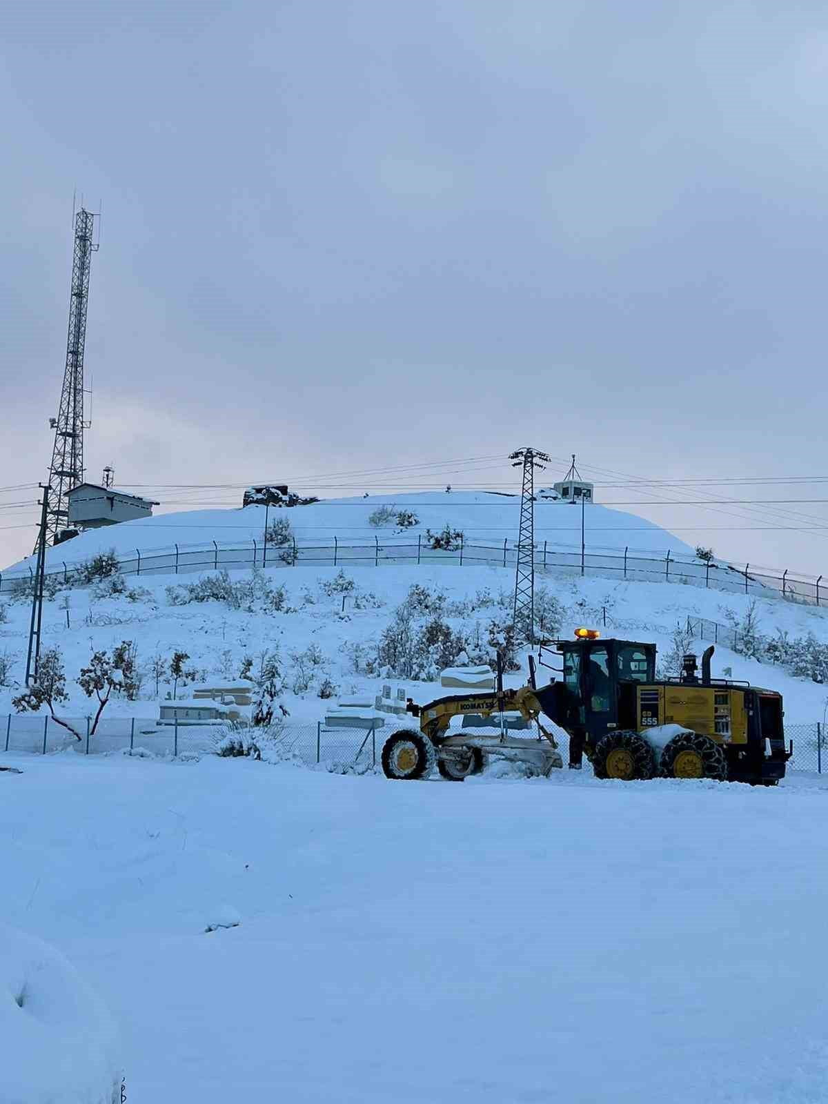 BİNGÖL’DE KARDAN DOLAYI KAPANAN 75 KÖY YOLUNDA ÇALIŞMALAR SÜRÜYOR