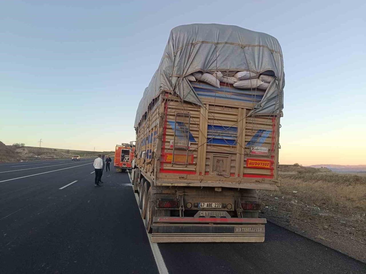 BİNGÖL’DE SEYİR HALİNDEKİ TIRDA YANGIN PANİĞİ: FACİA SON ANDA ÖNLENDİ