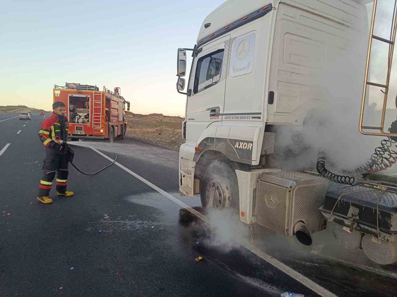 BİNGÖL’DE SEYİR HALİNDEKİ TIRDA YANGIN PANİĞİ: FACİA SON ANDA ÖNLENDİ