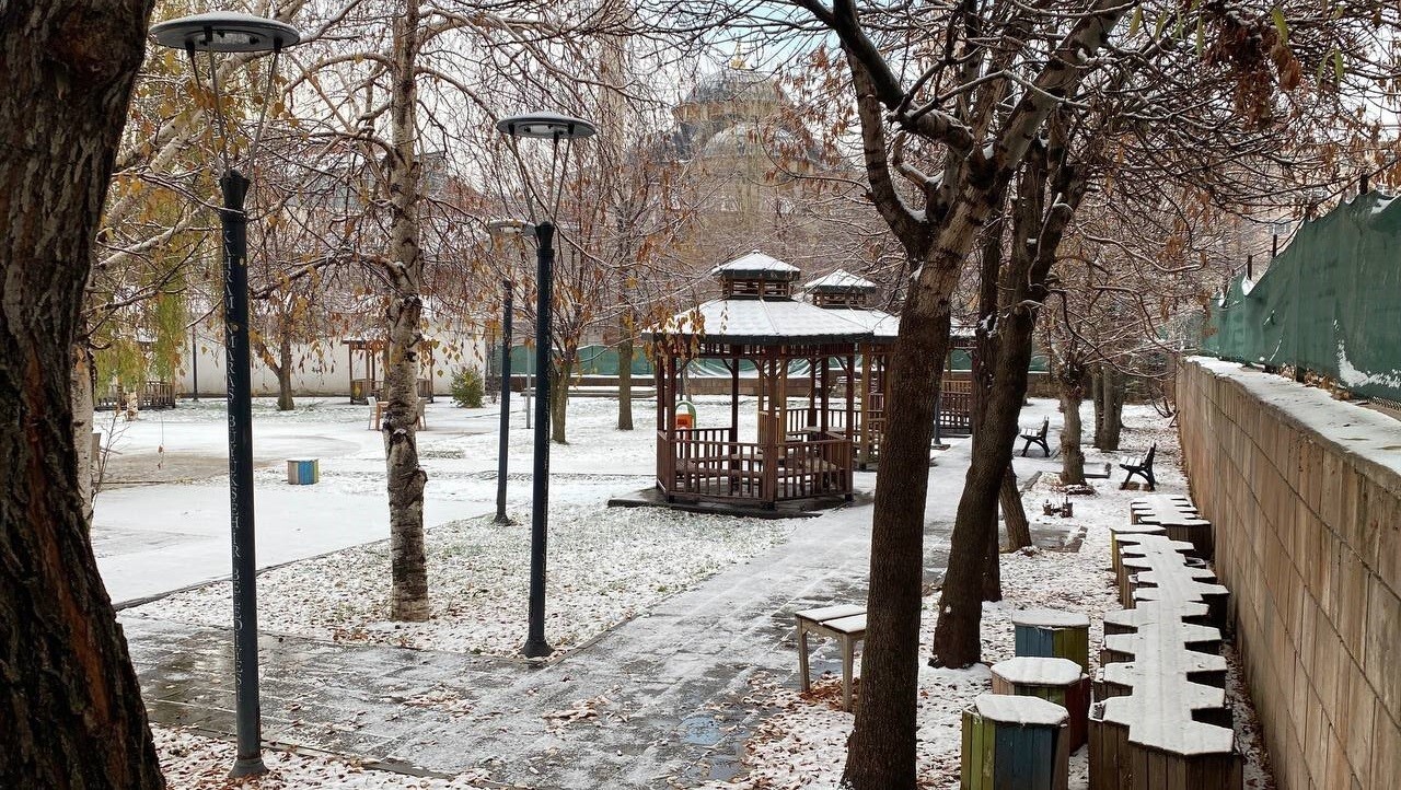 BİNGÖL’ÜN KARLIOVA İLÇESİ YAĞAN KARLA BİRLİKTE BEYAZA BÜRÜNDÜ