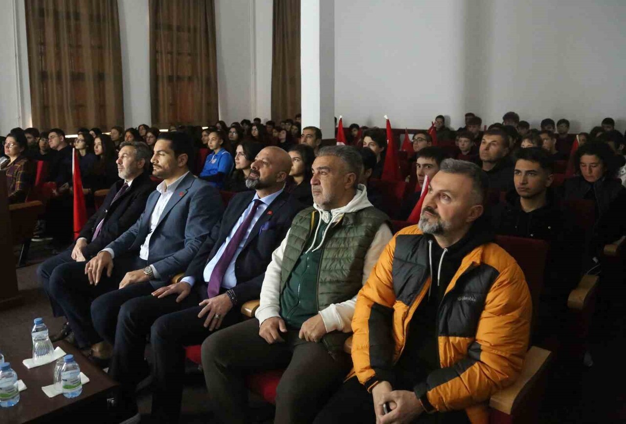 BİR DİZİ ZİYARETLERDE BULUNMAK ÜZERE SİVAS’A GELEN TÜRKİYE GÜREŞ FEDERASYONU BAŞKANI TAHA AKGÜL...