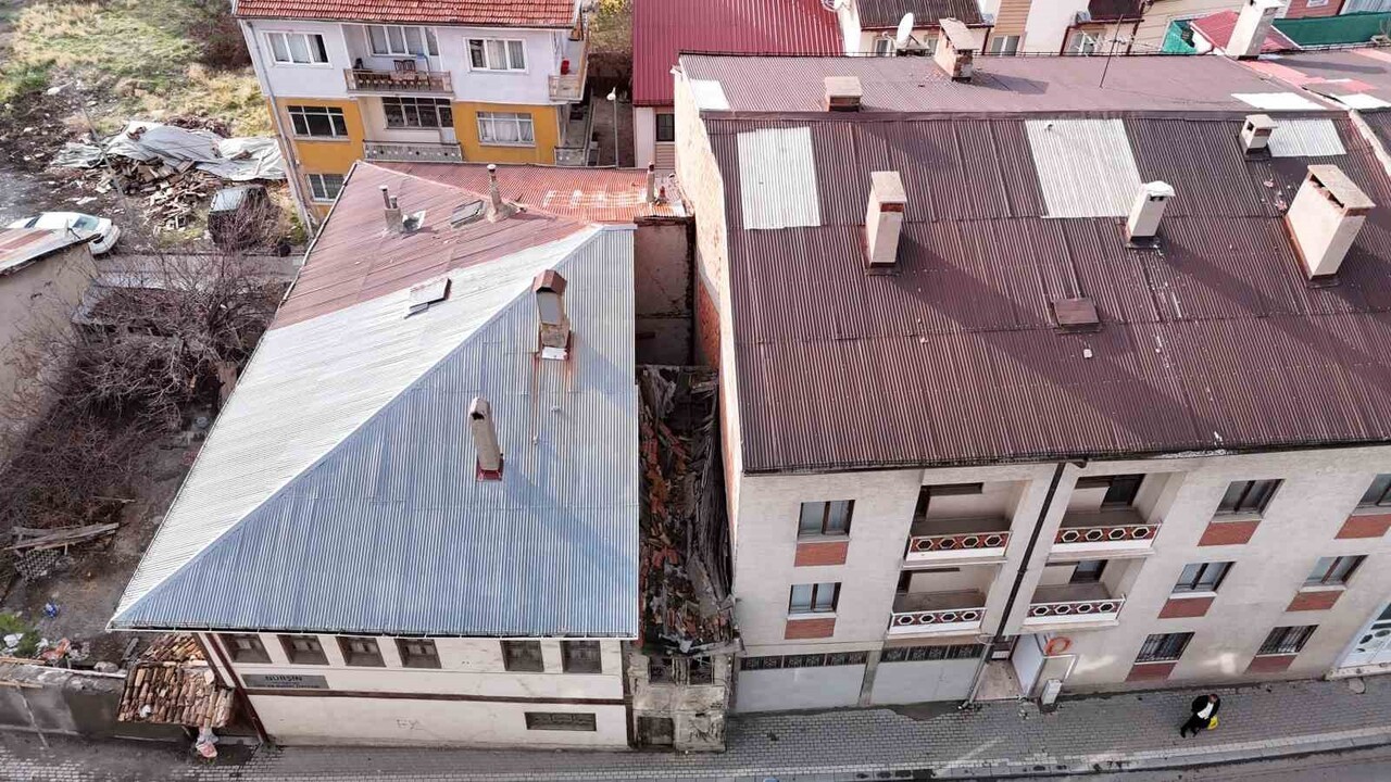 BİR KONAK VE APARTMANIN ORTASINDA SIKIŞIP KALAN 2 METRELİK METRUK EV, YIKILMAYA YÜZ TUTMUŞ...