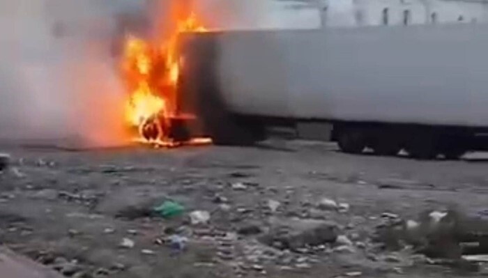 BİRECİK İLÇESİNDE KADIN SÜRÜCÜNÜN, ALEV ALAN TIRIN YAKININA PARK ETTİĞİ OTOMOBİLİNİ ALMAYA...