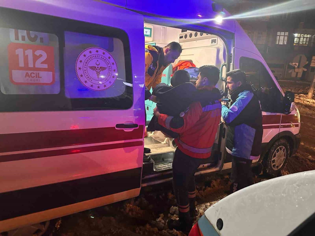 BİSMİL İLÇESİNDE, SOLUNUM SIKINTISI YAŞAYAN 63 YAŞINDAKİ HASTA, YOĞUN KAR YAĞIŞI VE BUZLANMANIN...