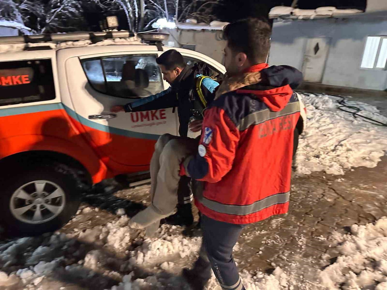 BİSMİL İLÇESİNDE, SOLUNUM SIKINTISI YAŞAYAN 63 YAŞINDAKİ HASTA, YOĞUN KAR YAĞIŞI VE BUZLANMANIN...