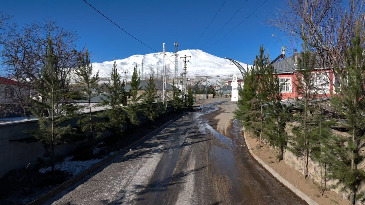 BİTLİS’İN ADİLCEVAZ İLÇESİNE BAĞLI AYDINLAR BELDESİ, SÜPHAN DAĞI’NIN ETEKLERİNDE SUNDUĞU EŞSİZ...