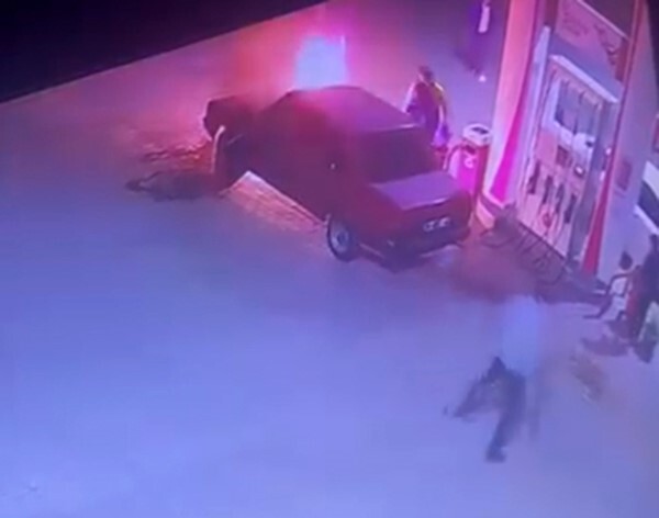 BİTLİS’İN AHLAT İLÇESİNDE BİR AKARYAKIT İSTASYONUNDA YAŞANAN ARAÇ YANGINI KISA SÜRELİ PANİĞE NEDEN...