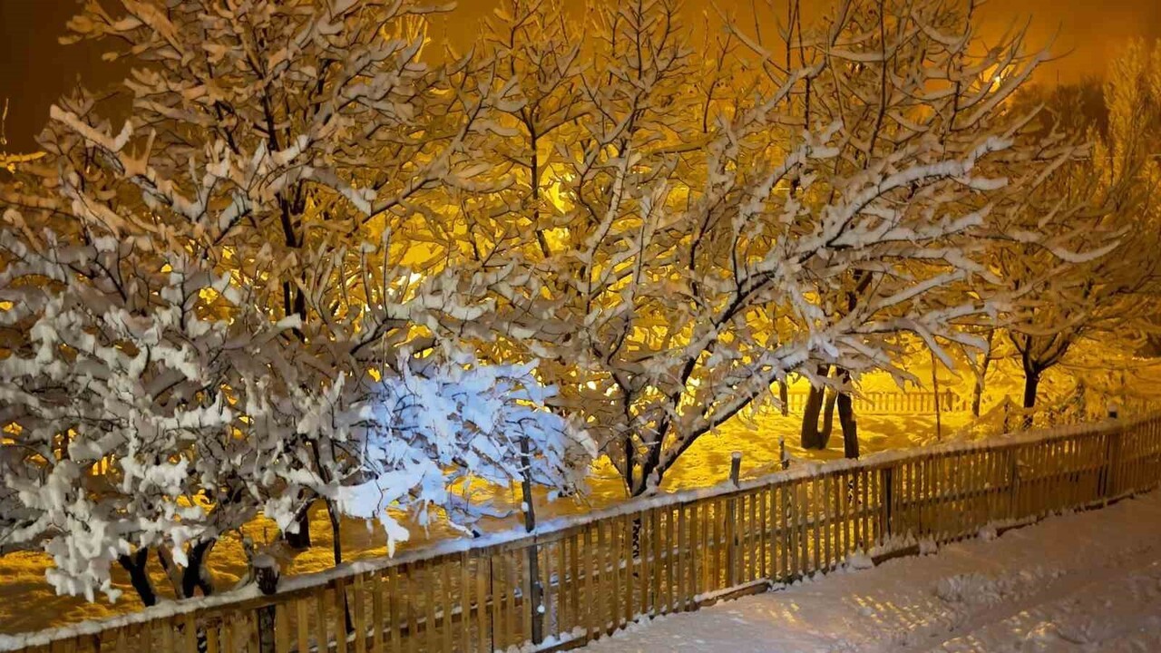 BİTLİS’İN AHLAT İLÇESİNDE YÜKSEK KESİMLERDEKİ KÖYLER, ETKİLİ OLAN KAR YAĞIŞI SONRASI BEYAZA...