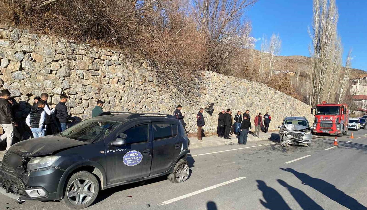 BİTLİS’İN HİZAN İLÇESİNDE 3 ARACIN KARIŞTIĞI ZİNCİRLEME KAZADA 4 KİŞİ YARALANDI.