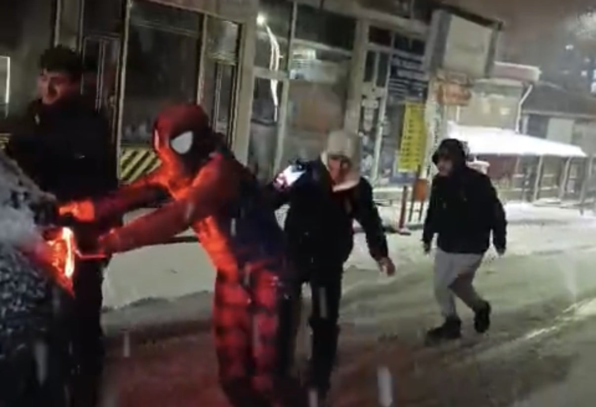 BİTLİS’TE ETKİLİ OLAN YOĞUN KAR YAĞIŞI NEDENİYLE YOLDA İLERLEYEMEYEN SÜRÜCÜNÜN İMDADINA ‘ÖRÜMCEK...