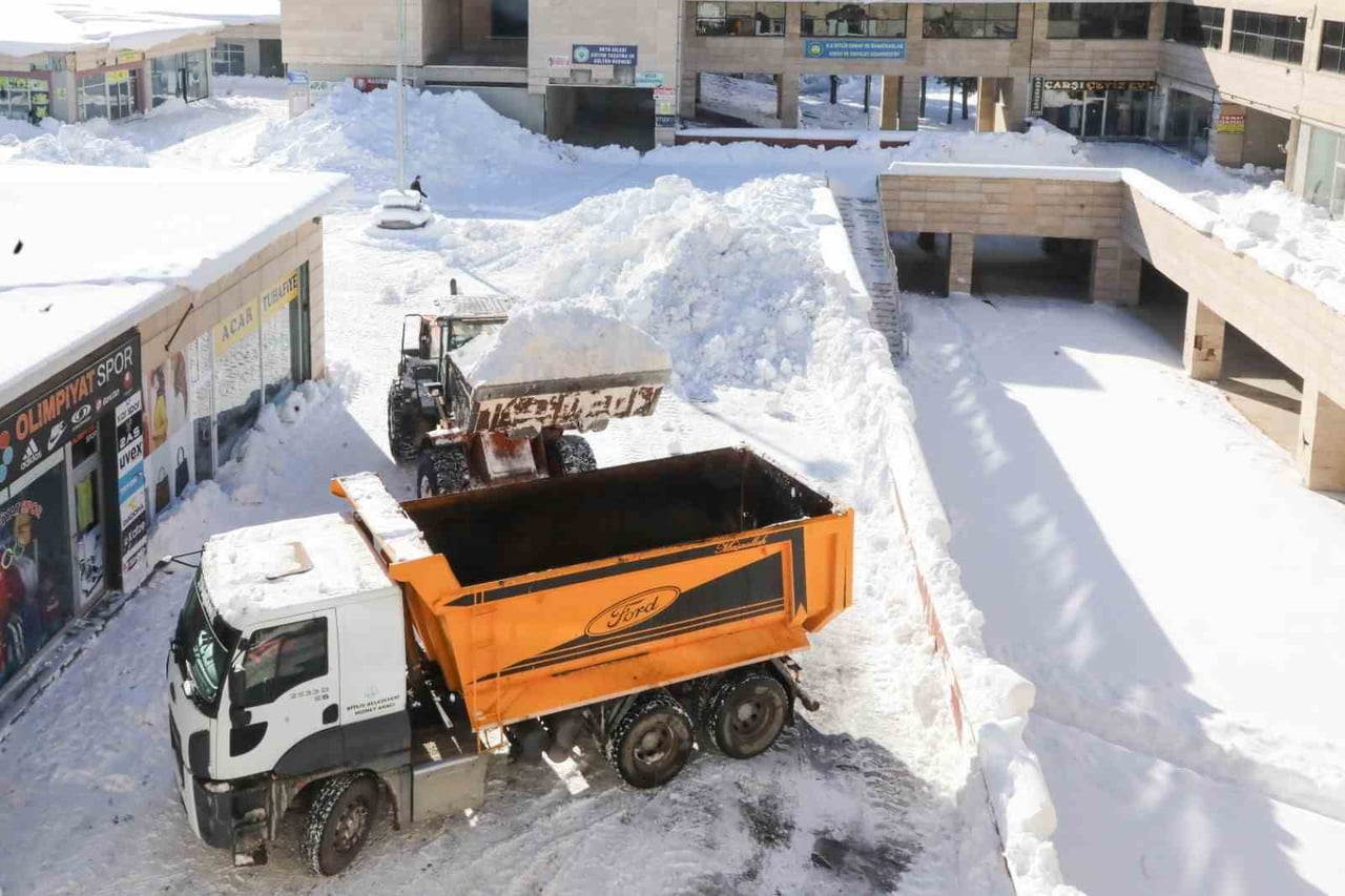 BİTLİS’TE GÜNLERDİR ETKİLİ OLAN KAR YAĞIŞI HAYATI OLUMSUZ ETKİLERKEN, KAR YIĞINLARI BELEDİYE...