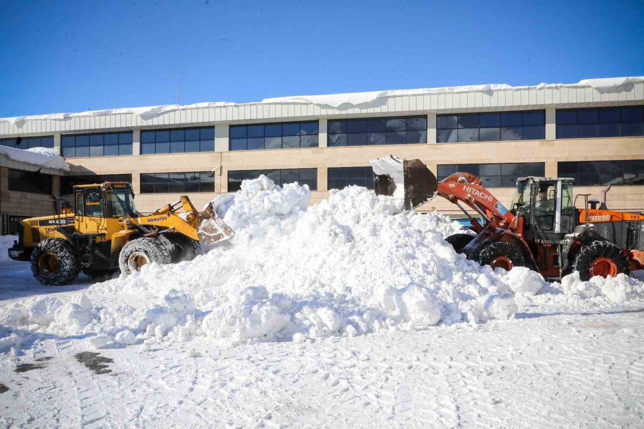 BİTLİS’TE GÜNLERDİR ETKİLİ OLAN KAR YAĞIŞI HAYATI OLUMSUZ ETKİLERKEN, KAR YIĞINLARI BELEDİYE...