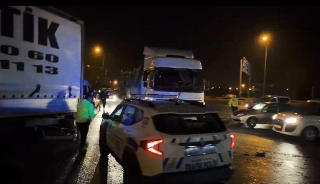 BİTLİS’TE GÜVENLİK GÜÇLERİNİN YAPTIĞI DENETİMLERDE BİR TIRIN DORSESİNDE GİZLENMİŞ HALDE 31...