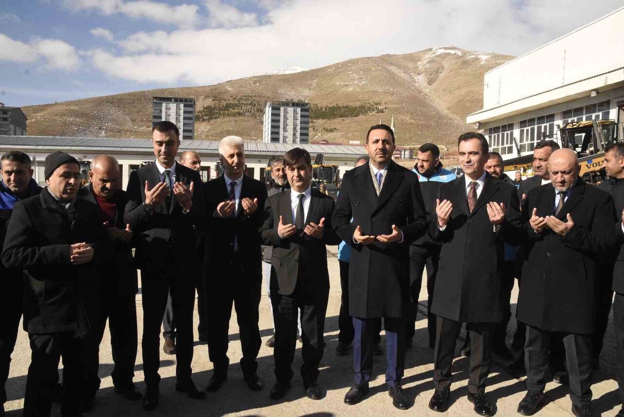 BİTLİS’TE KIŞ MEVSİMİNİN YAKLAŞMASIYLA BİRLİKTE İL ÖZEL İDARESİ ARAÇ PARKINDA, KARLA MÜCADELE...