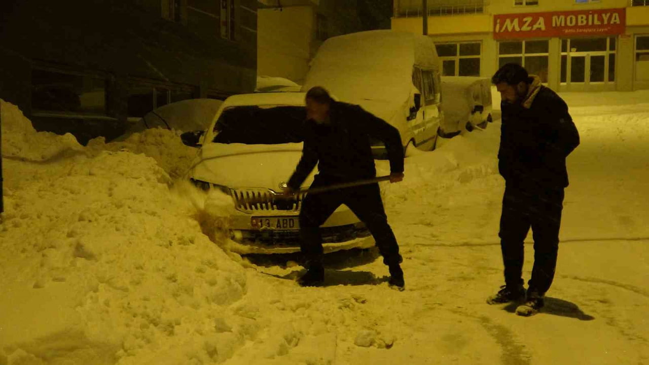 BİTLİS’TE SABAH SAATLERİNDE BAŞLAYAN KAR YAĞIŞI VE TİPİ ETKİSİNİ ARTIRARAK DEVAM...