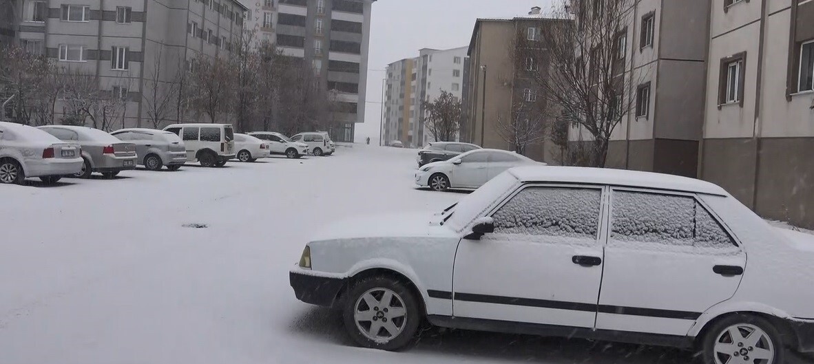 BİTLİS’TE SABAH SAATLERİNDEN İTİBAREN BAŞLAYAN KAR YAĞIŞI, KENT MERKEZİYLE BİRLİKTE YÜKSEK RAKIMLI...