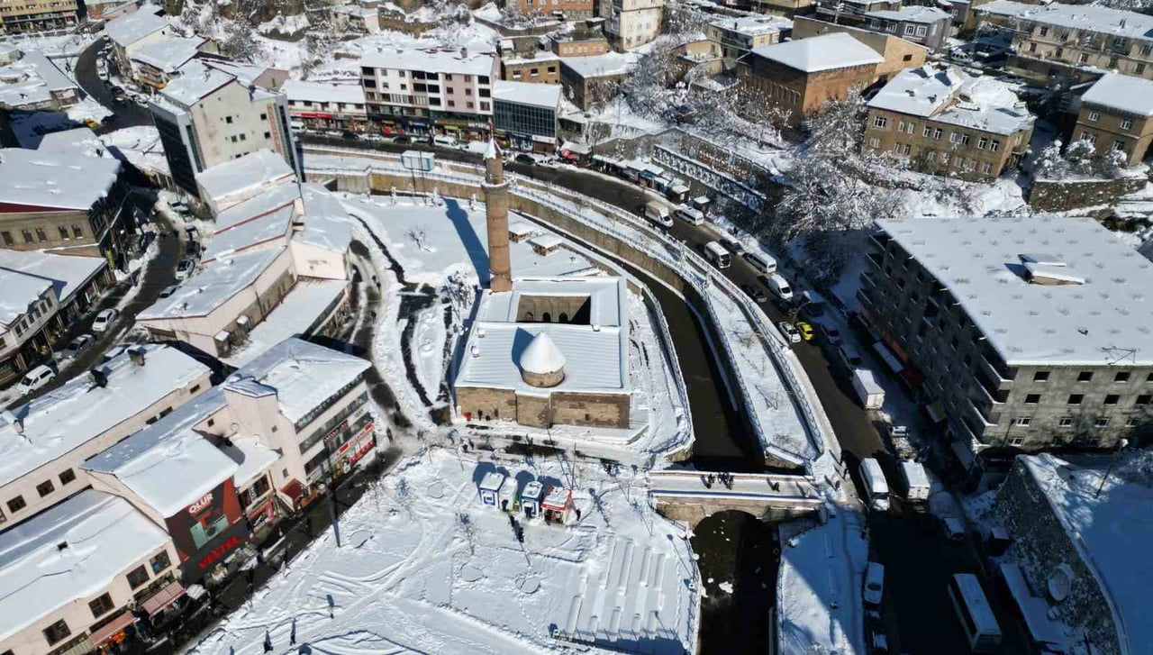 BİTLİS’TE TARİHİ VE DOĞAL GÜZELLİKLERİNİN KIŞ MEVSİMİYLE BİRLİKTE BEYAZ GELİNLİĞİNİ GİYMESİYLE...