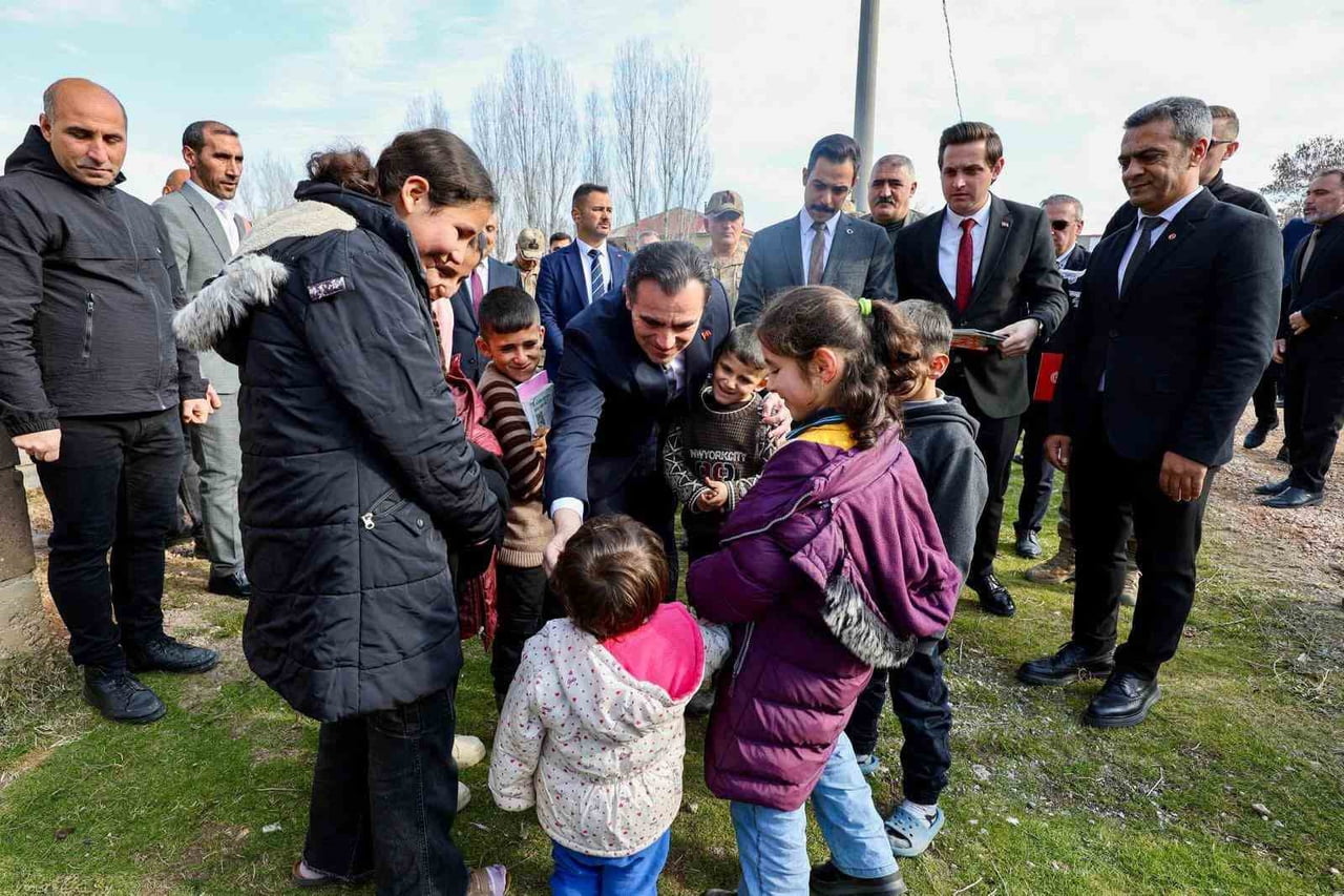 BİTLİS VALİSİ AHMET KARAKAYA, ŞEHİT PİYADE KOMANDO ER AHMET SOYALAN'IN AİLESİNİ ZİYARET...