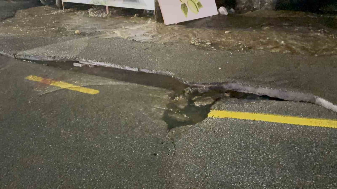 BODRUM İLÇESİNE ANA SU İSALE HATTININ PATLAMASIYLA YOL YARILDI, DERİN ÇUKURLAR OLUŞTU, TONLARCA SU...