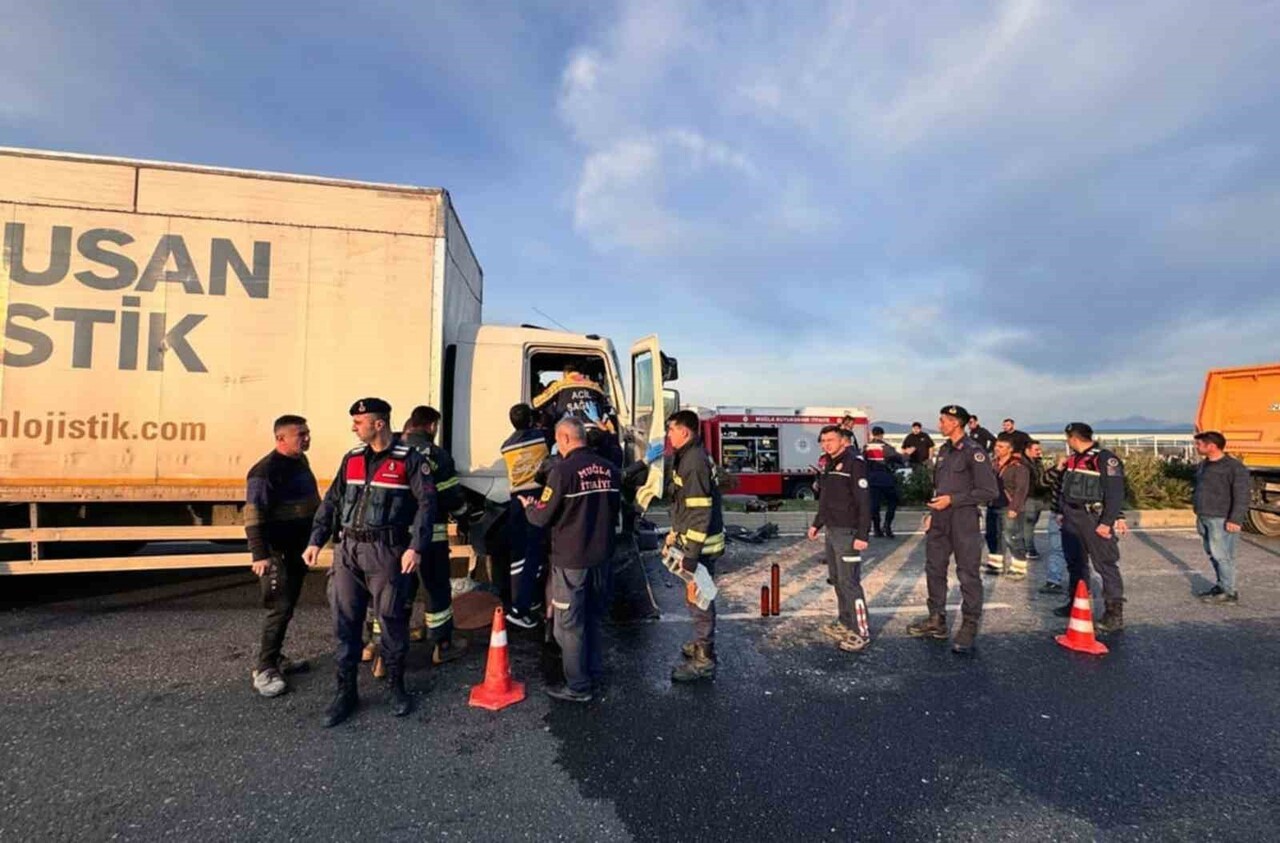 BODRUM-MİLAS KARAYOLU EKİNAMBARI MEVKİİNDE MEYDANA GELEN TRAFİK KAZASINDA KAMYONET İÇİNDE SIKIŞAN...