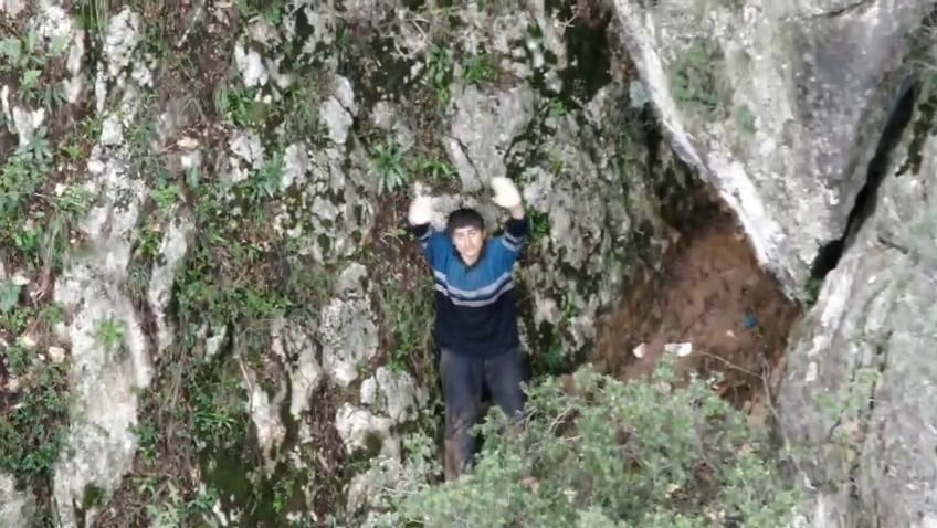 BÖLGEDE İKAMET EDEN BİR VATANDAŞIN DAĞLIK ALANDA BİR KİŞİYİ GÖRDÜĞÜ VE EL SALLADIĞI İHBARI ÜZERİNE...