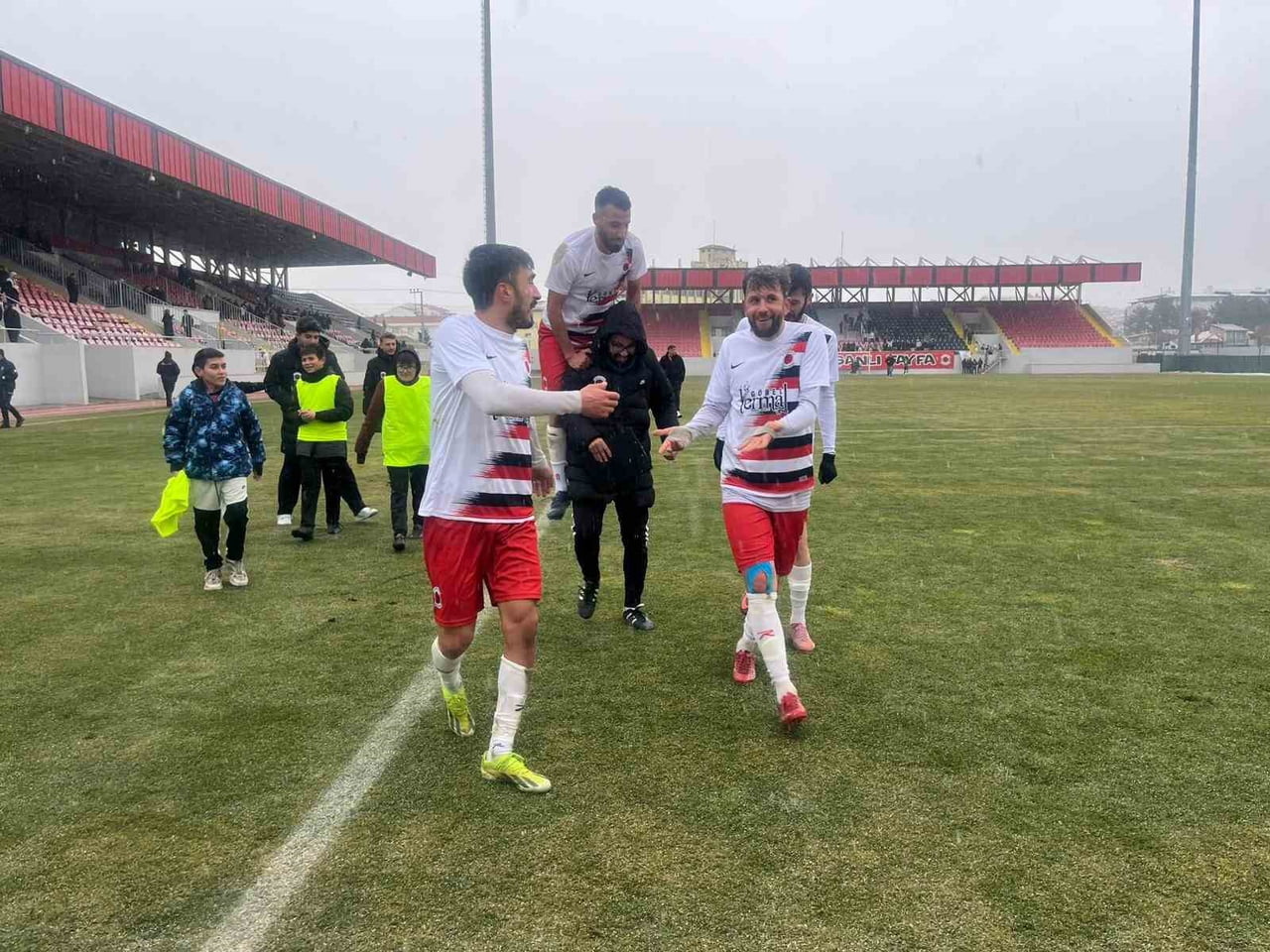 BÖLGESEL AMATÖR LİG 5. GRUP 12. HAFTASINDA TKİ TAVŞANLI LİNYİTSPOR, SAHASINDA 2 EYLÜLSPOR'U 2-0...