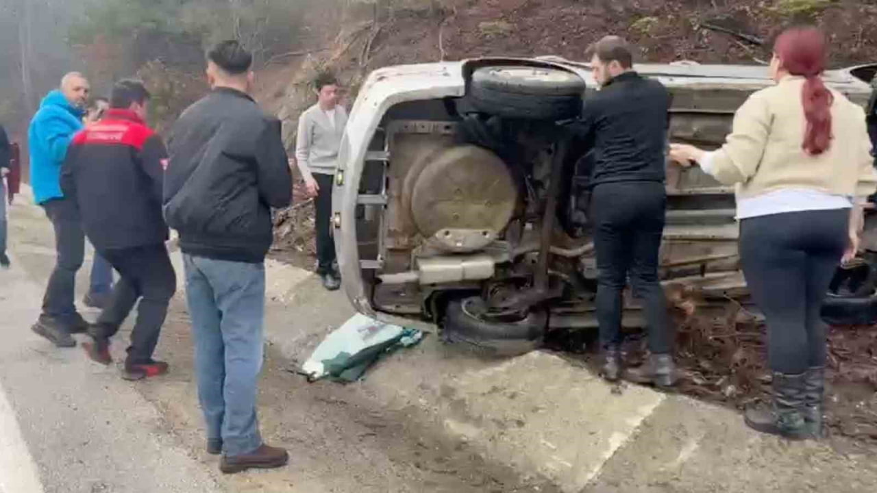 BOLU'DA ABANT GÖLÜ MİLLİ PARKI YOLUNDA KONTROLDEN ÇIKAN BİR OTOMOBİL, TAKLA ATTI.