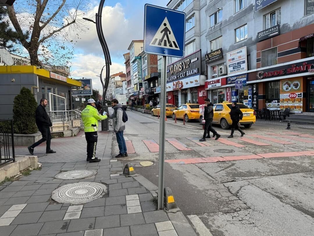 BOLU'DA TRAFİK EKİPLERİ, YAYA KAZALARININ ÖNÜNE GEÇMEK AMACIYLA CUMHURİYET CADDESİ'NDE DENETİM VE...
