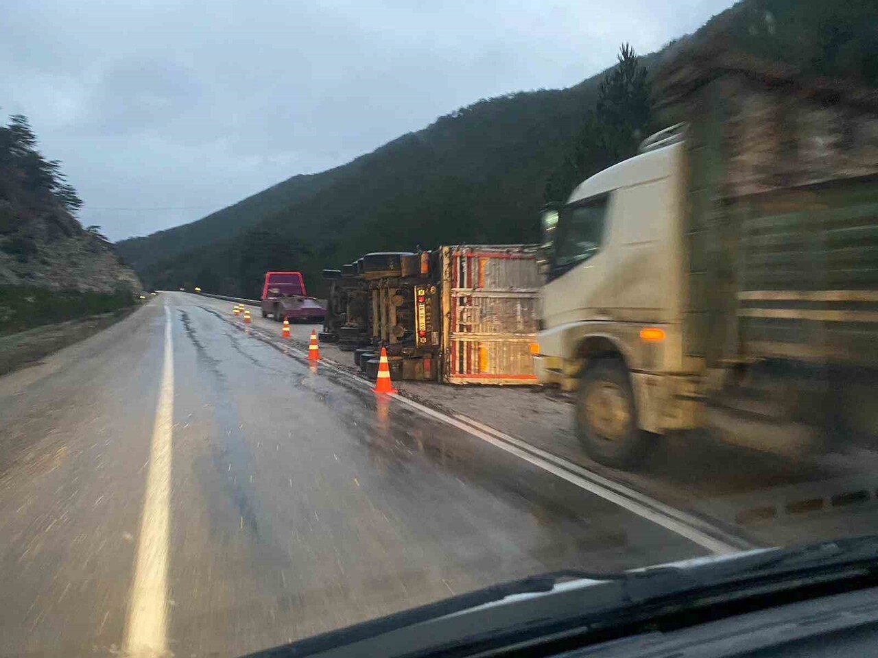 BOLU'NUN GÖYNÜK İLÇESİNDE ODUN YÜKLÜ TIR KAYGANLAŞAN YOLDA DEVRİLDİ.