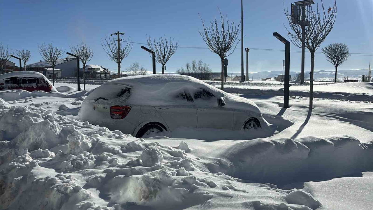 BOLU’DA 3 GÜNDÜR ETKİLİ OLAN KAR YAĞIŞININ ARDINDAN HAVA SICAKLIĞI SIFIRIN ALTINDA 16 DERECEYE...