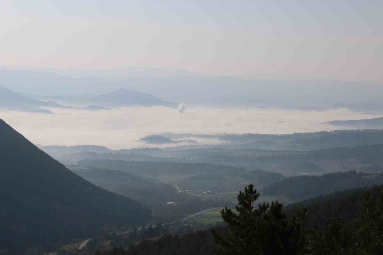 BOLU’DA ABANT GÖLÜ MİLLİ PARKI’NIN YÜKSEK TEPELERİNDEN SİS TABAKASI ALTINDA KALAN TARİHİ MUDURNU...