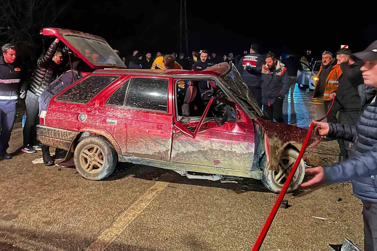 BOLU’DA ABANT YOLU ÜZERİNDE MEYDANA GELEN TRAFİK KAZASINDA İKİ OTOMOBİLİN KAFA KAFAYA ÇARPIŞMASI...