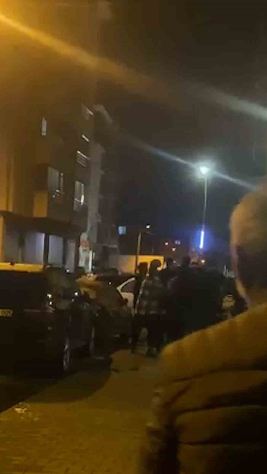 BOLU’DA AKŞAM SAATLERİNDE İKİ GRUP ARASINDA SÖZLÜ BAŞLAYAN TARTIŞMADA YUMRUKLAR HAVADA UÇUŞTU....