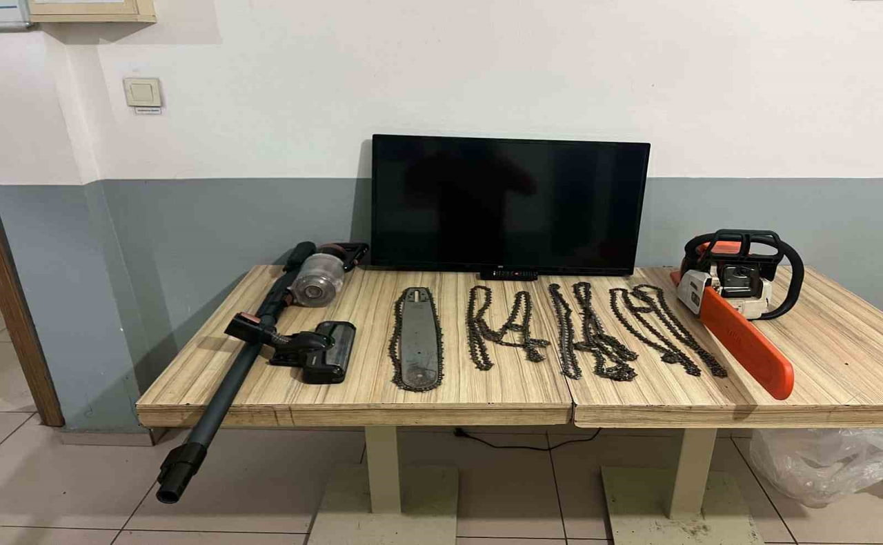 BOLU’DA BİR EVE GİREREK EŞYA ÇALAN HIRSIZLAR, JANDARMA EKİPLERİNİN OPERASYONU SONUCUNDA YAKALANDI....